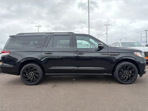 Used 2023 Lincoln Navigator L Reserve image 3