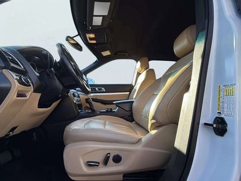 Used 2017 Ford Explorer XLT w/ Equipment Group 202A image 11