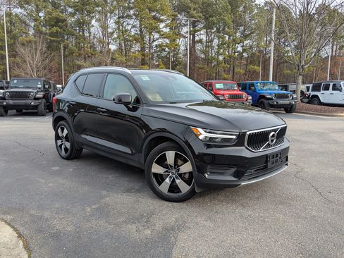 Used 2020 Volvo XC40 T5 Momentum image 3