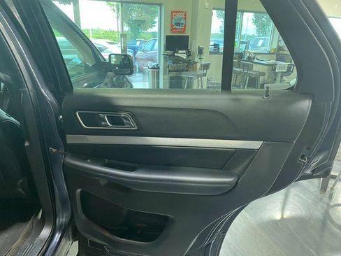Used 2017 Ford Explorer XLT w/ Equipment Group 202A AWD/4WD image 18