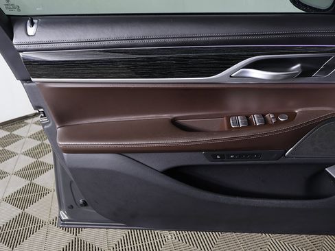 Used 2021 BMW 740i xDrive w/ Premium Package image 26