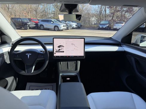 Used 2022 Tesla Model Y Long Range image 17