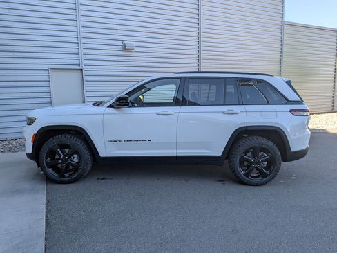 Used 2023 Jeep Grand Cherokee Limited w/ Black Appearance Package AWD/4WD image 8