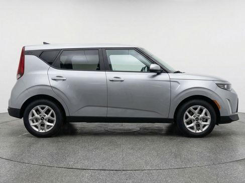 Used 2025 Kia Soul LX w/ LX Technology Package FWD image 11