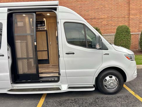 Used 2020 Mercedes-Benz Sprinter 3500 w/ Windows All Around Package image 19