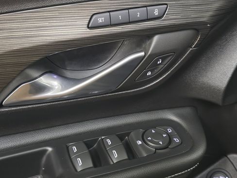 Used 2024 GMC Terrain SLT image 24