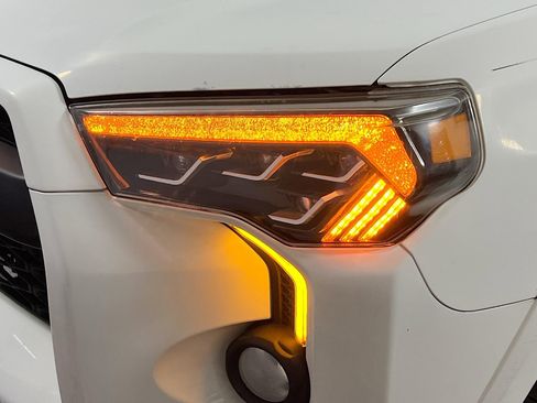 Used 2018 Toyota 4Runner SR5 Premium image 11