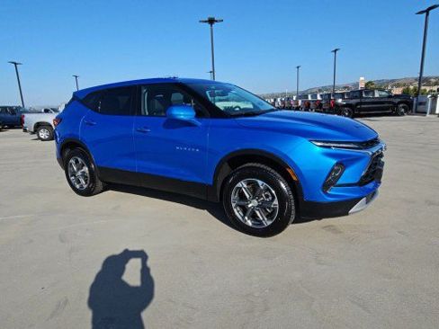 Used 2025 Chevrolet Blazer LT FWD image 2