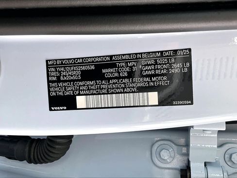 Used 2025 Volvo XC40 B5 Ultra w/ Climate Package image 34