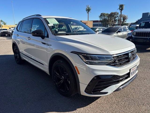 Used 2024 Volkswagen Tiguan SE R-Line FWD image 3
