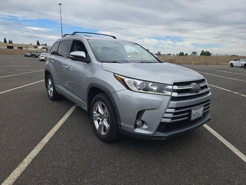 Used 2017 Toyota Highlander Limited AWD/4WD image 2