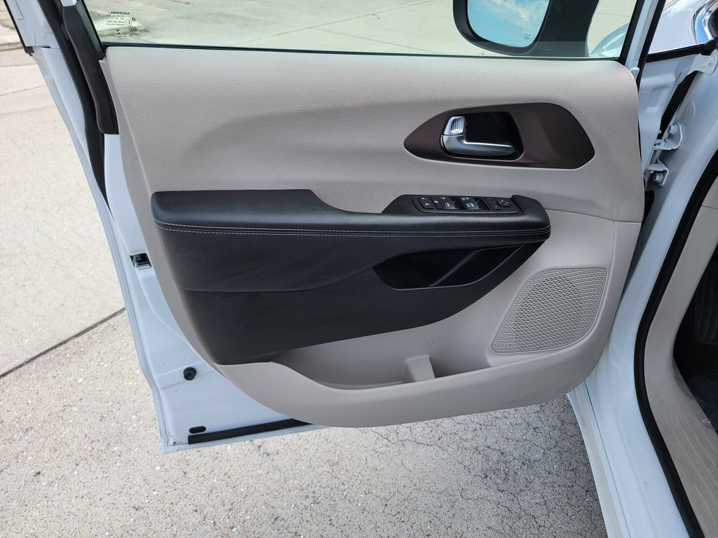 Used 2022 Chrysler Voyager LX FWD image 13