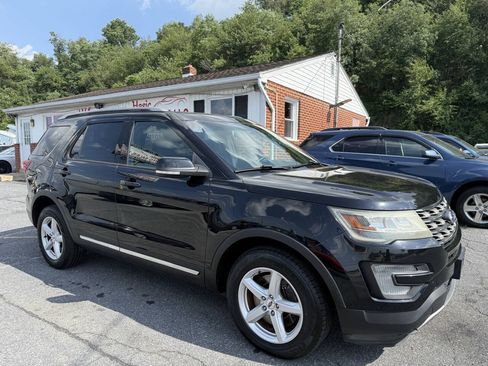 Used 2017 Ford Explorer XLT AWD/4WD image 3