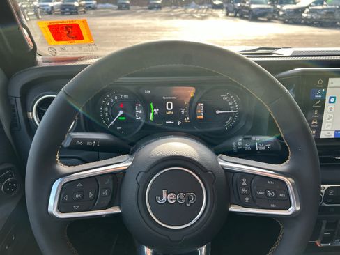 Used 2024 Jeep Wrangler Sahara image 23