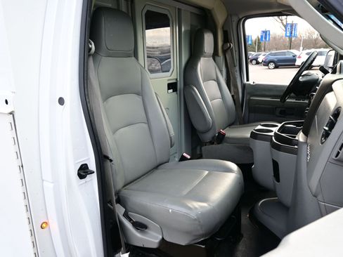 Used 2017 Ford E-350 and Econoline 350 Super Duty w/ Power Windows & Locks Group image 19