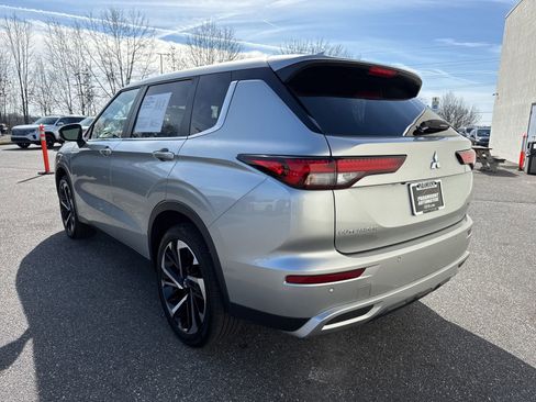 Used 2024 Mitsubishi Outlander SE Black Edition image 5