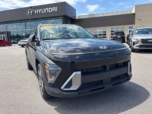 Used 2025 Hyundai Kona SEL FWD image 1