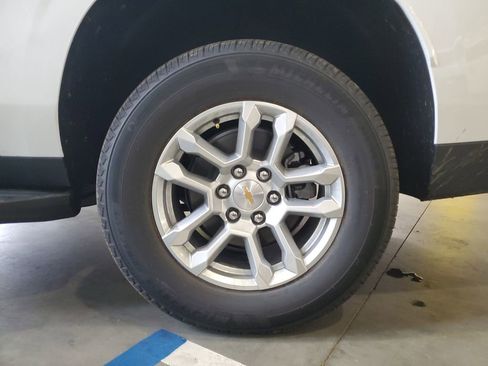 New 2026 Chevrolet Suburban LS image 5