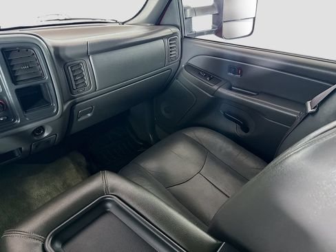Used 2004 Chevrolet Silverado 2500 LS w/ Skid Plate Package AWD/4WD image 21