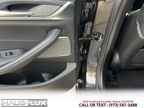 Used 2021 BMW M550i xDrive w/ Dynamic Handling Package image 16