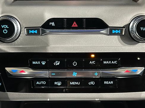 Used 2023 Ford Explorer XLT w/ Equipment Group 202A AWD/4WD image 95
