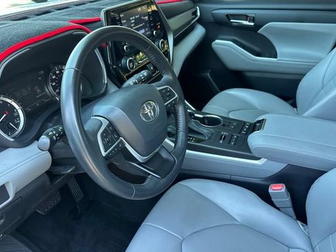 Used 2022 Toyota Highlander XLE AWD/4WD image 10