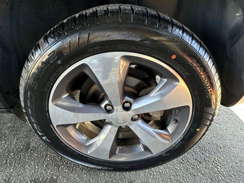 Used 2019 Jeep Cherokee Limited image 19