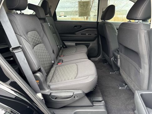 Used 2024 Nissan Pathfinder S image 20