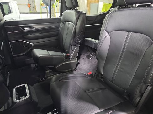 Used 2024 Jeep Wagoneer Series II image 16