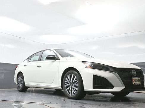 Used 2025 Nissan Altima 2.5 SV FWD image 25