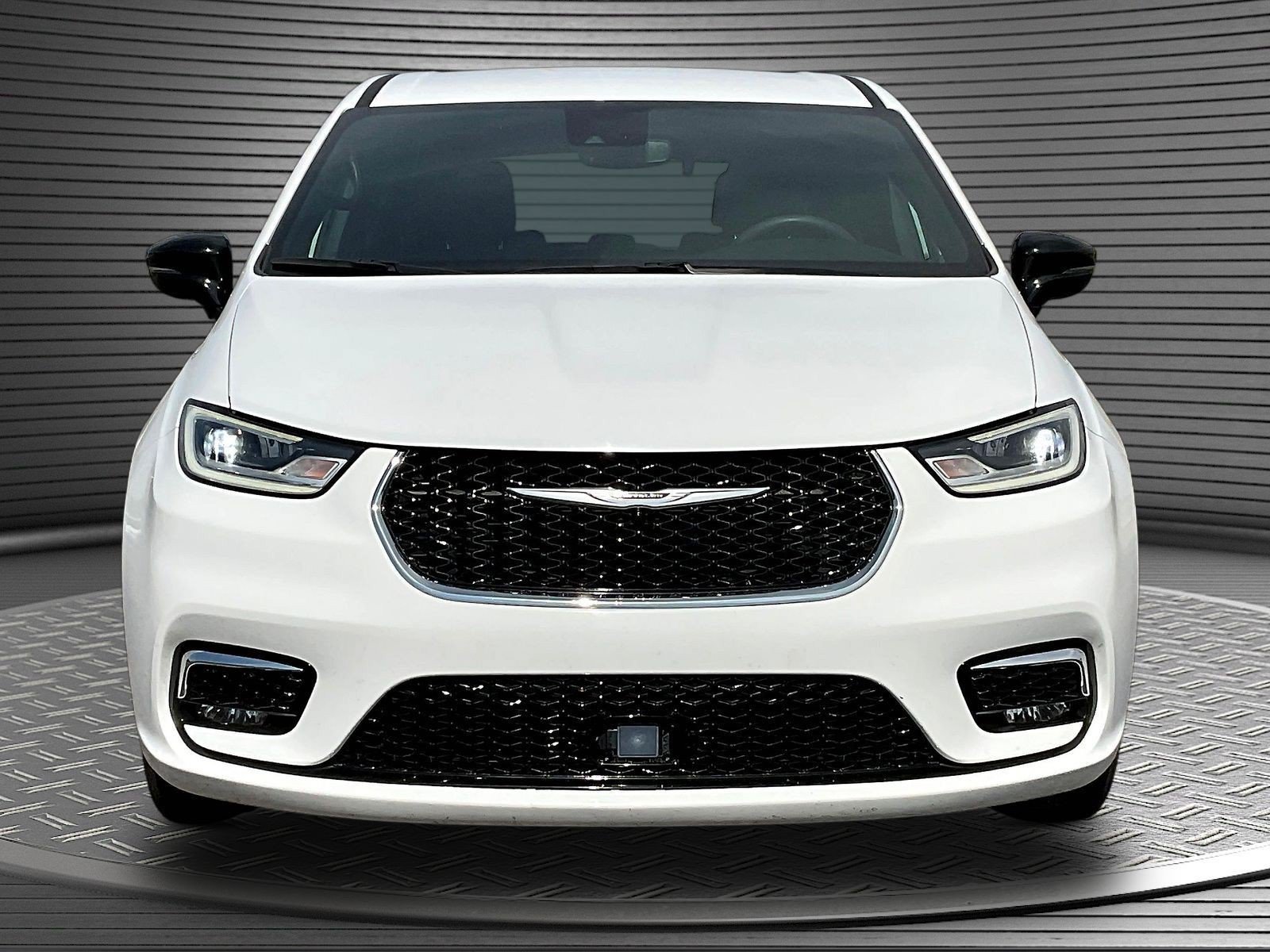 Used 2025 Chrysler Pacifica Select FWD image 2