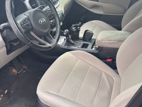 Used 2017 Kia Sorento LX w/ LX Convenience Package image 4
