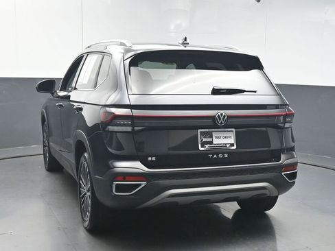 Used 2025 Volkswagen Taos SE FWD image 6