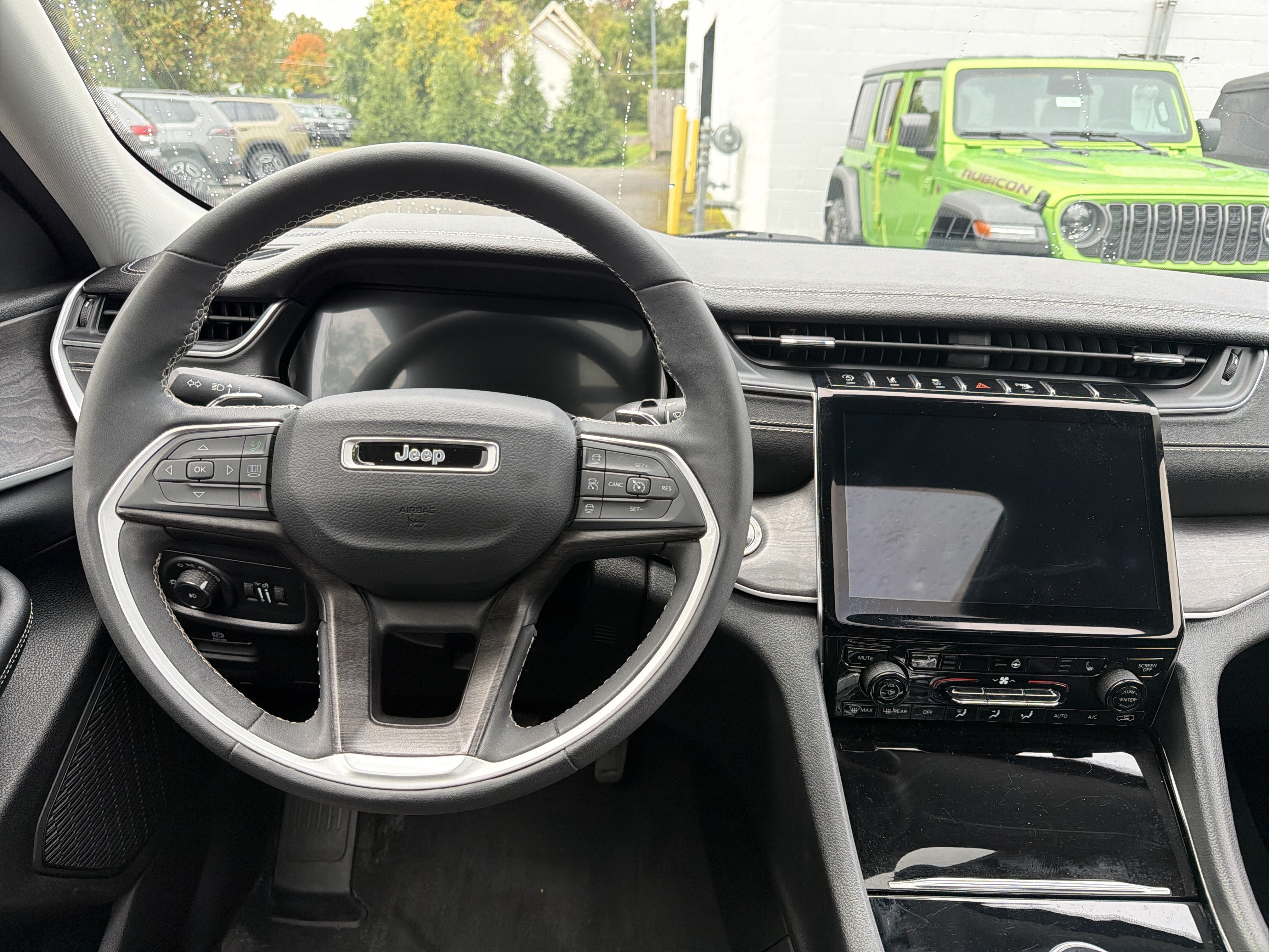 Used 2023 Jeep Grand Cherokee L Limited AWD/4WD image 12