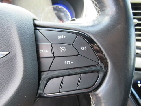 Used 2020 Chrysler Pacifica Touring-L w/ S Appearance Package FWD image 22