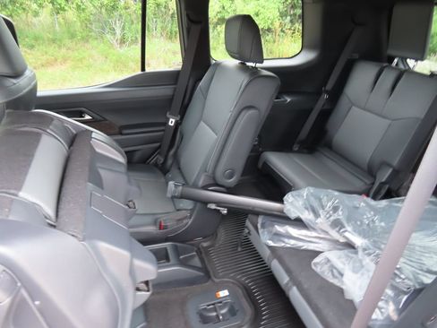 Used 2024 Lexus GX 550 w/ Cold Area Package AWD/4WD image 32