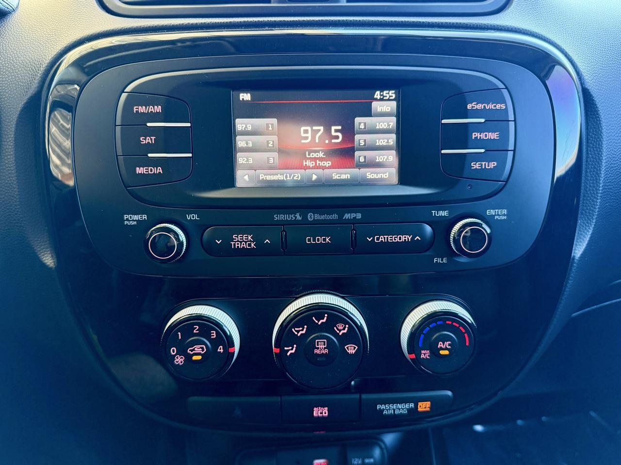 Used 2016 Kia Soul ! FWD image 19