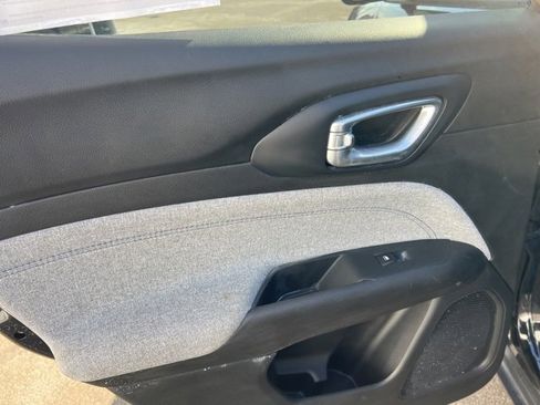 Used 2024 Jeep Compass Latitude image 28