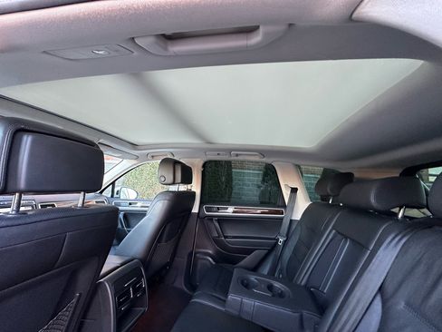 Used 2016 Volkswagen Touareg Sport image 27