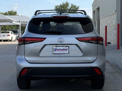 Used 2023 Toyota Highlander LE FWD image 5