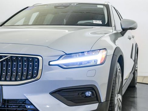 Certified 2025 Volvo V60 B5 Cross Country Plus AWD/4WD image 9