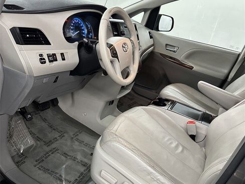 Used 2014 Toyota Sienna XLE image 10