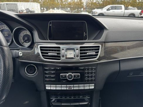 Used 2014 Mercedes-Benz E 550 4MATIC Sedan w/ Premium 1 Package image 27