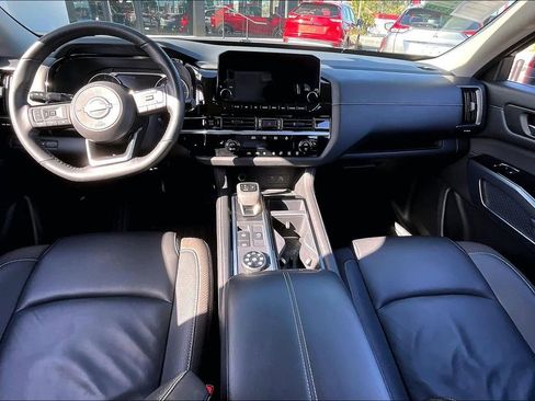 Used 2025 Nissan Pathfinder SL image 7