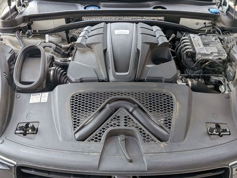 Certified 2024 Porsche Macan GTS image 29