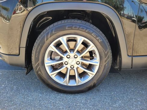 Used 2019 Jeep Cherokee Latitude Plus w/ Comfort/Convenience Group FWD image 36