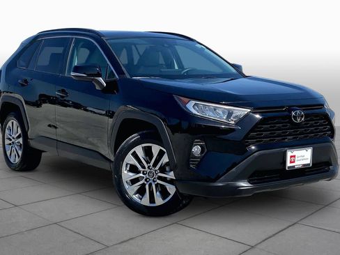 Used 2021 Toyota RAV4 XLE Premium FWD image 3