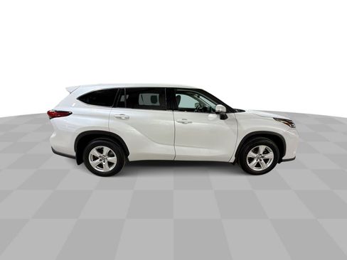 Used 2022 Toyota Highlander LE image 10