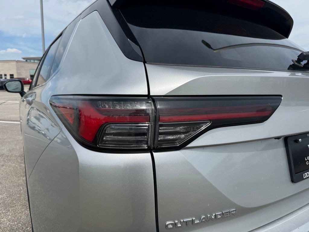 Used 2025 Mitsubishi Outlander SE AWD/4WD image 13