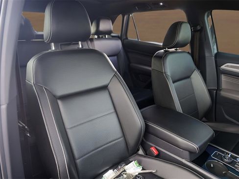 Used 2022 Volkswagen Atlas Cross Sport SE image 32